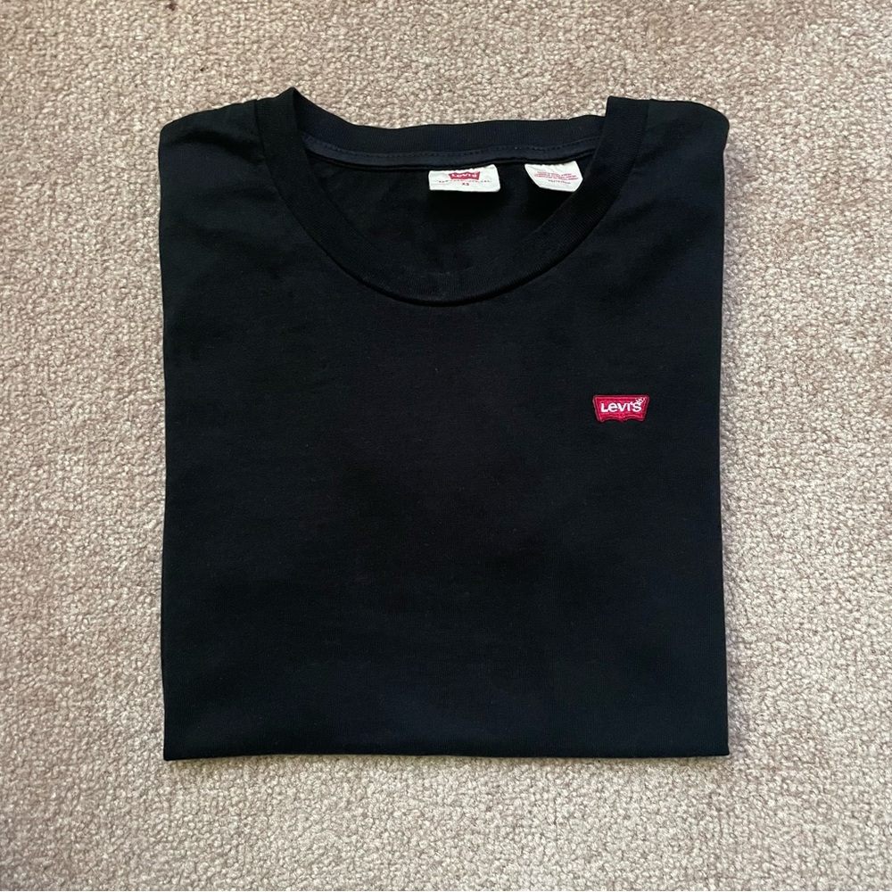 Black Levi’s Tee